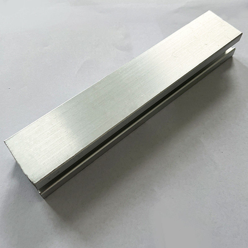 Stop aluminium 1,2 mm szyny montażowe do paneli słonecznych na metalowym dachu 1,4 kn / m2
