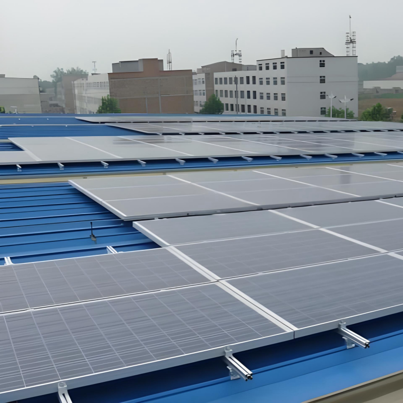 Wsporniki do montażu paneli słonecznych na dachu z blachy na rąbek stojący, antykorozyjne, konfigurowalne, szybki montaż