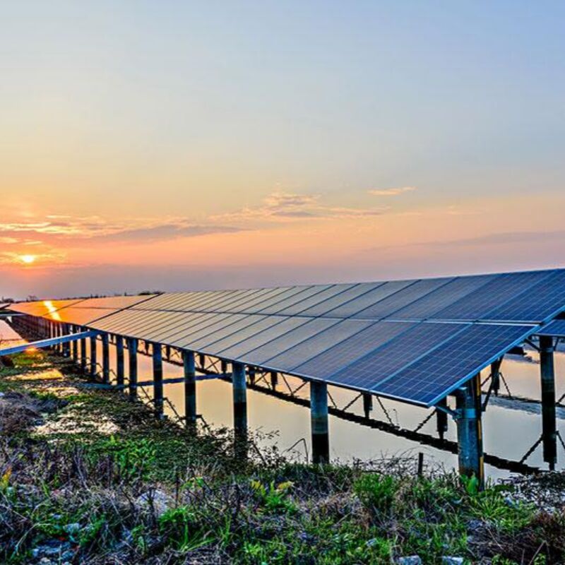 Uchwyty do montażu naziemnego paneli słonecznych wykonane ze stali ocynkowanej ogniowo, zapewniające wysoką odporność na korozję do długotrwałego użytku na zewnątrz.