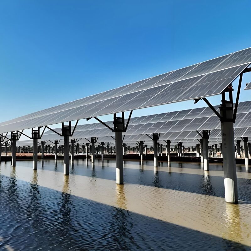 Uchwyty do montażu naziemnego paneli słonecznych wykonane ze stali ocynkowanej ogniowo, zapewniające wysoką odporność na korozję do długotrwałego użytku na zewnątrz.