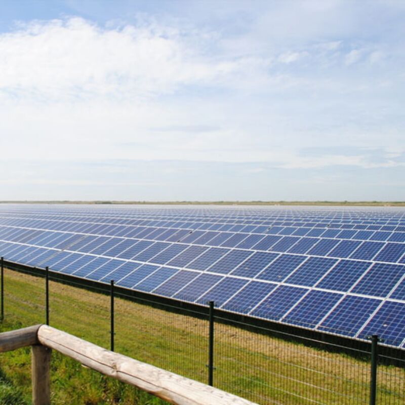 Uchwyty do montażu paneli słonecznych na gruncie zapewniające odporność na silny wiatr i obciążenia śniegiem, z unikalną konstrukcją pali i wstępnie zmontowanymi elementami