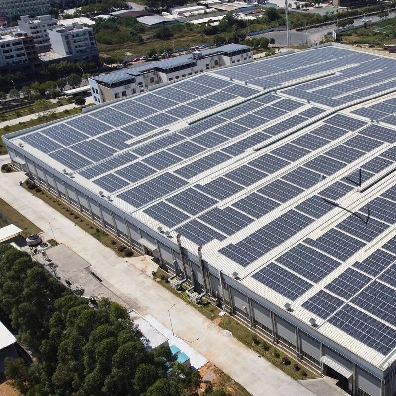 Podstawy do montażu paneli słonecznych na dachu zgodne z różnymi typami modułów słonecznych zapewniające montaż na metalowych dachu